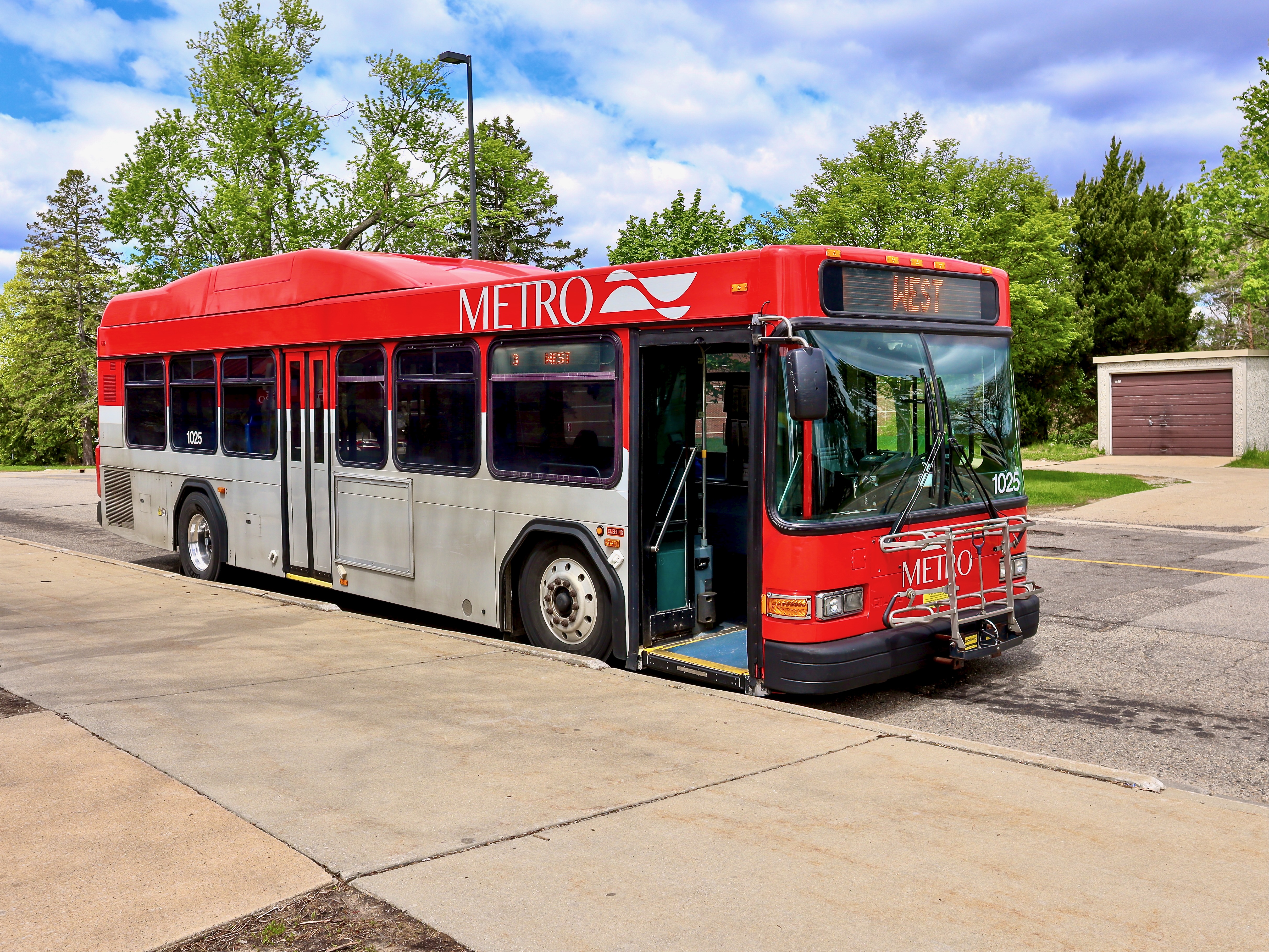 Kalamazoo Metro Gillig Low Floor HEV 35' 1025