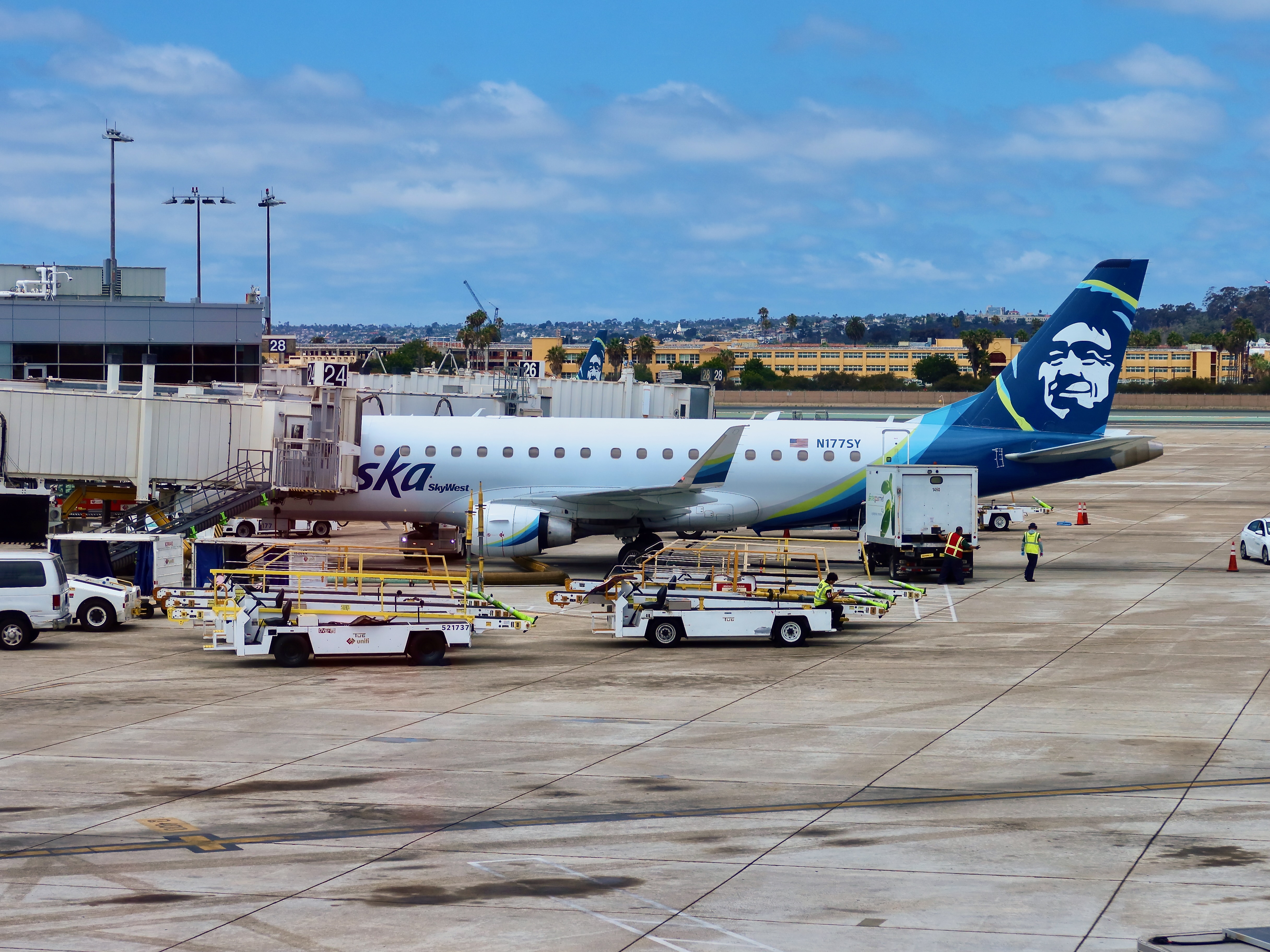 SkyWest E175 N177SY