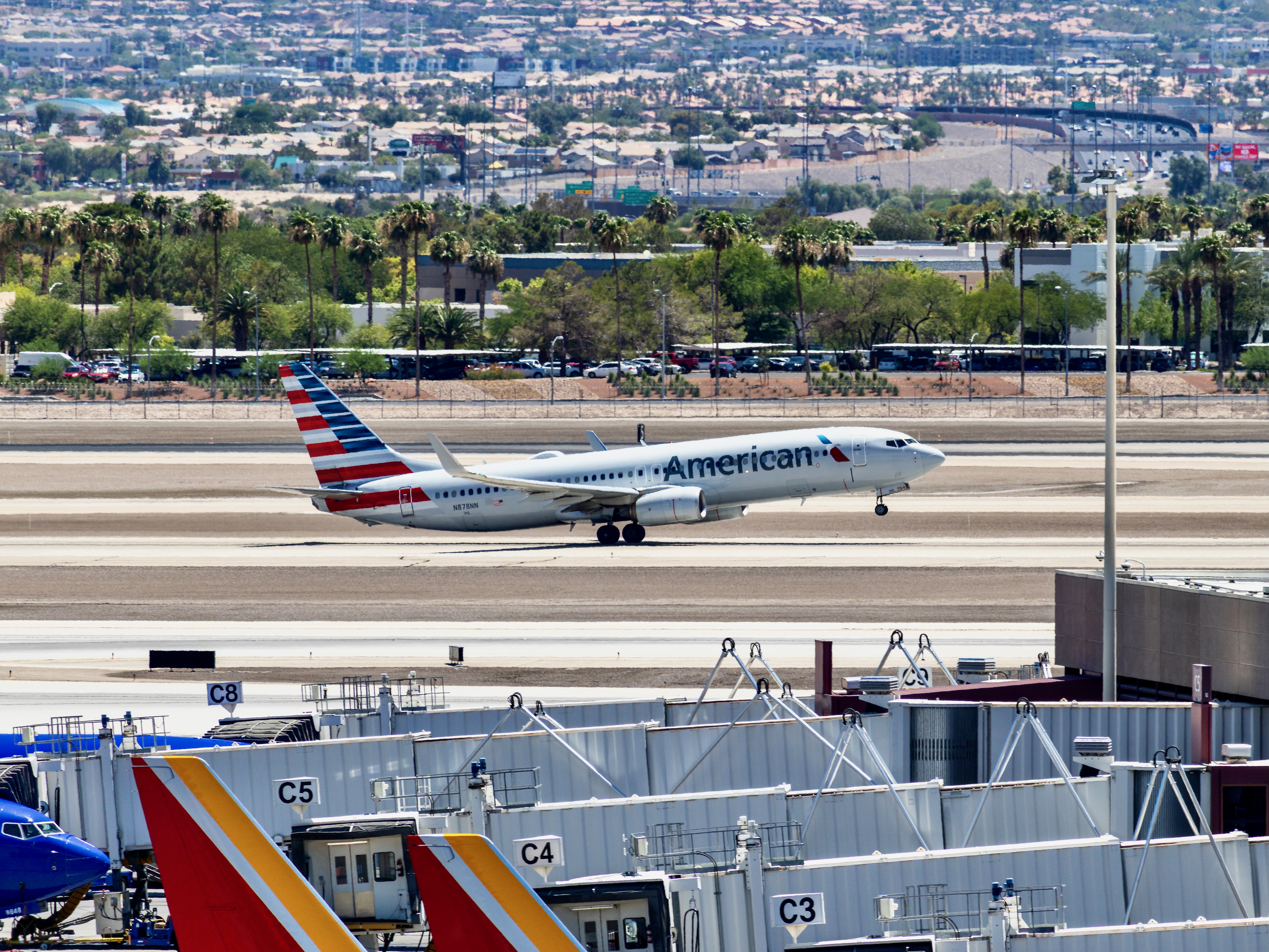 American 737-800 N878NN