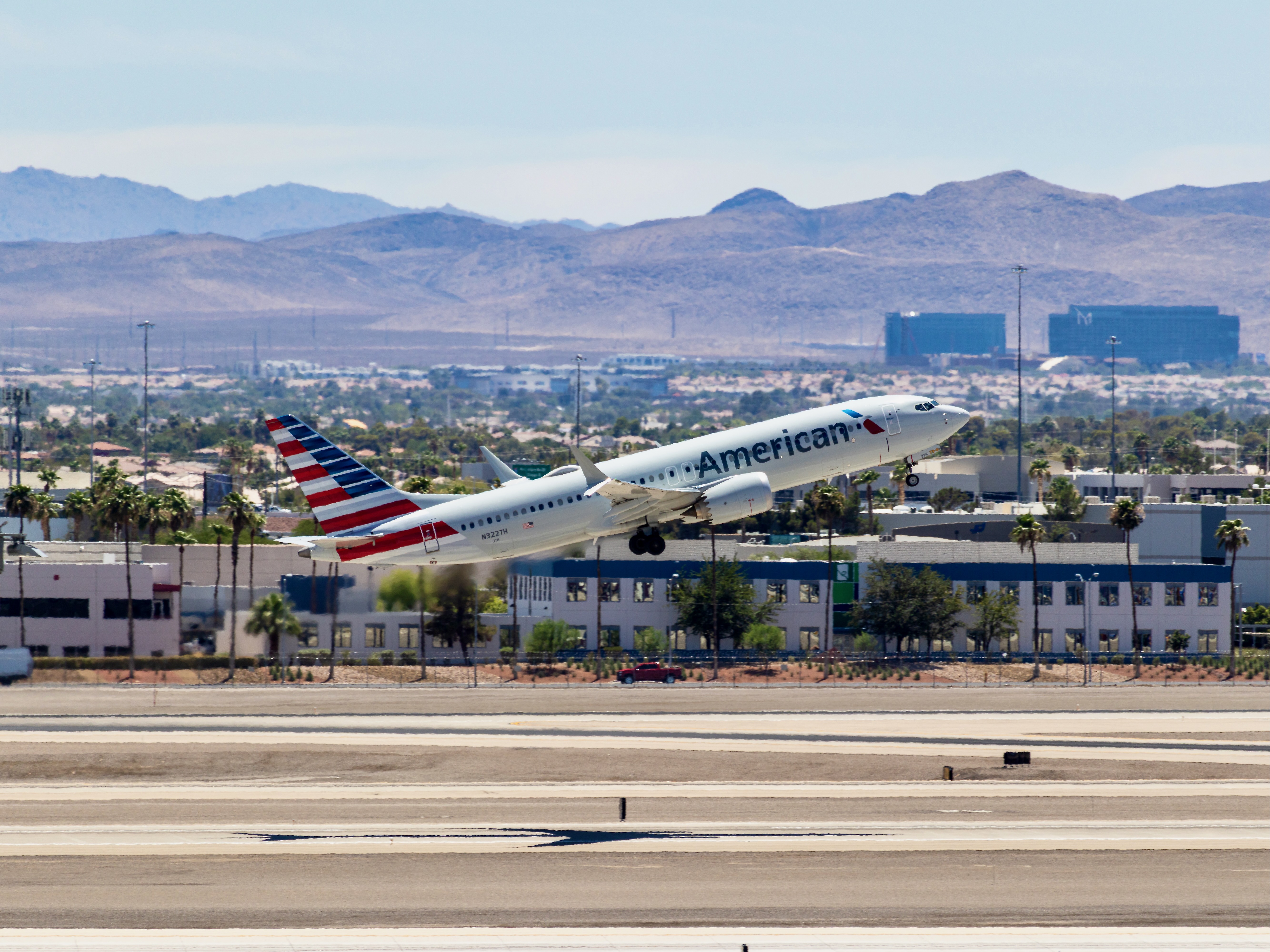 American 737 MAX 8 N322TH