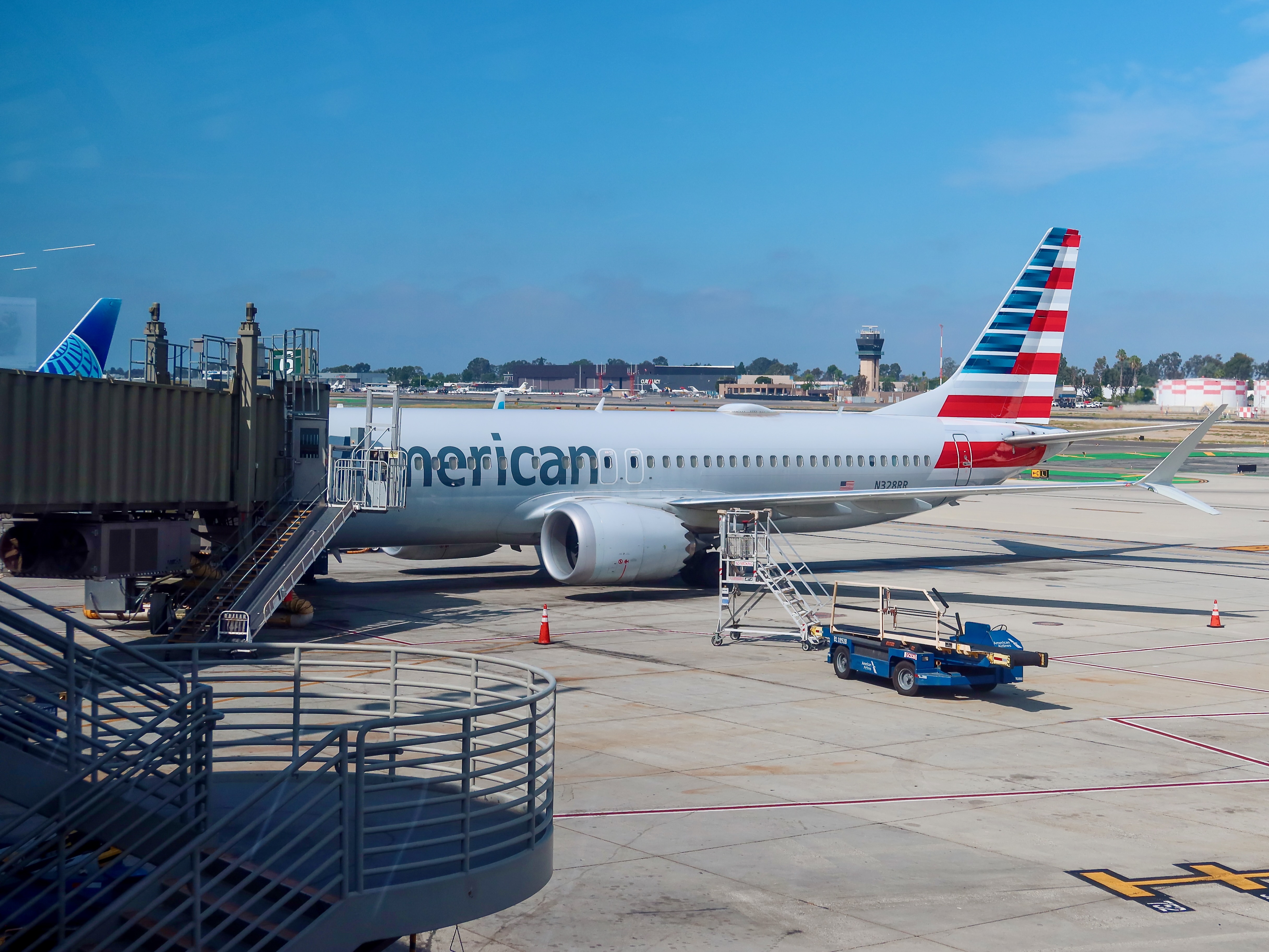 American 737 MAX 8 N328RR