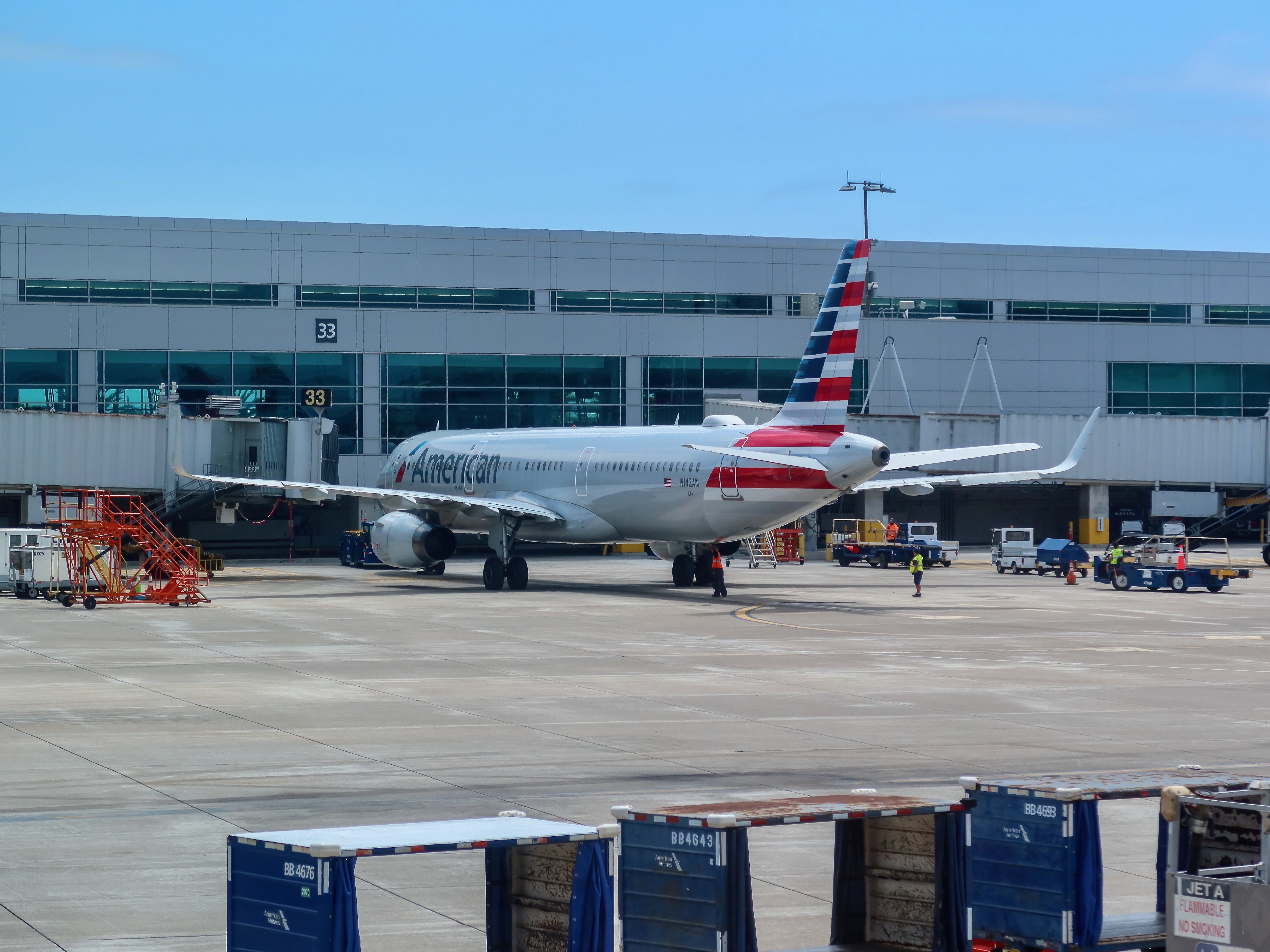 American A321-200 N142AN