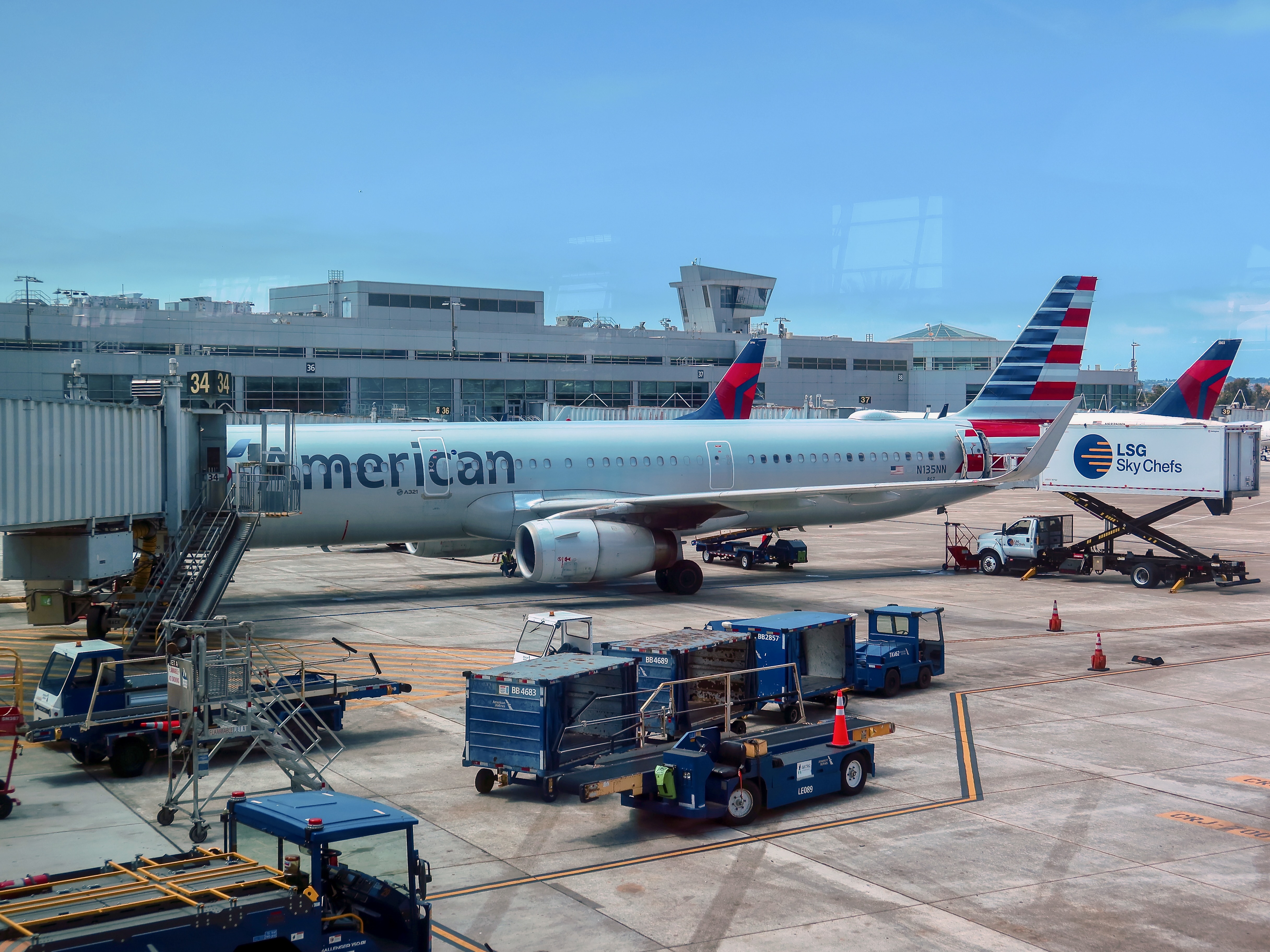 American A321-200 N135NN