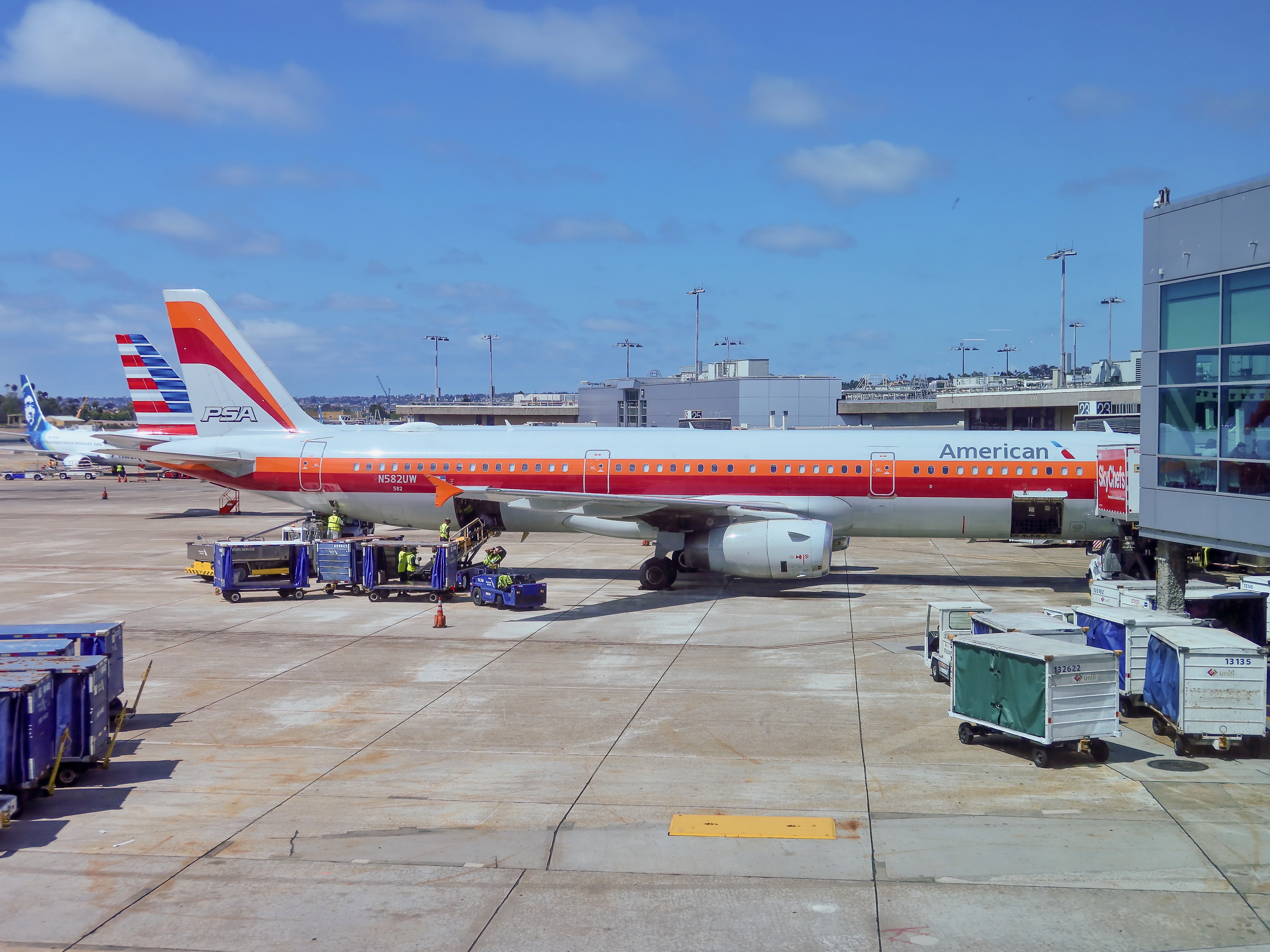 American A321-200 N582UW