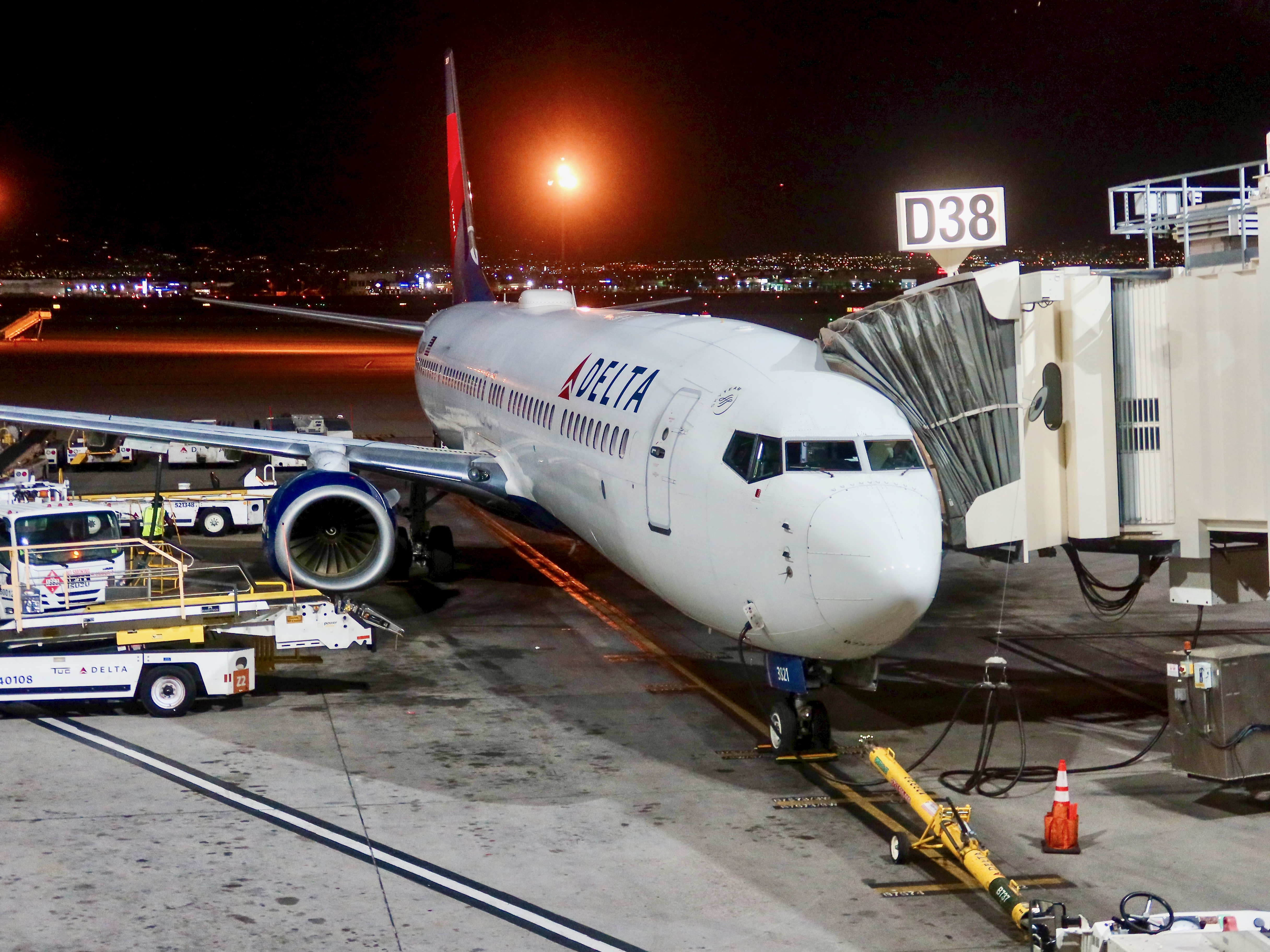 Delta 737-900ER N821DN