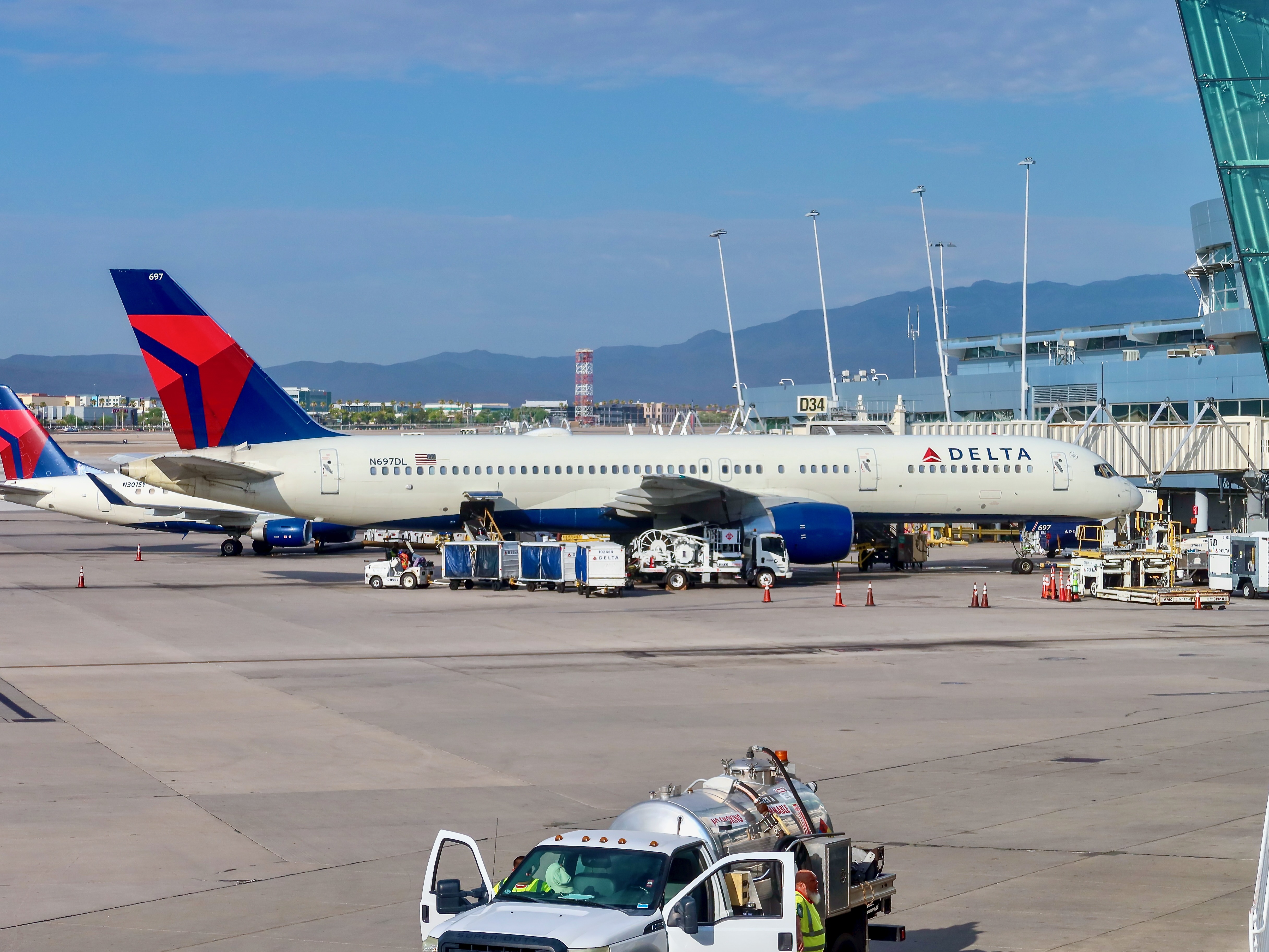 Delta 757-200 N697DL