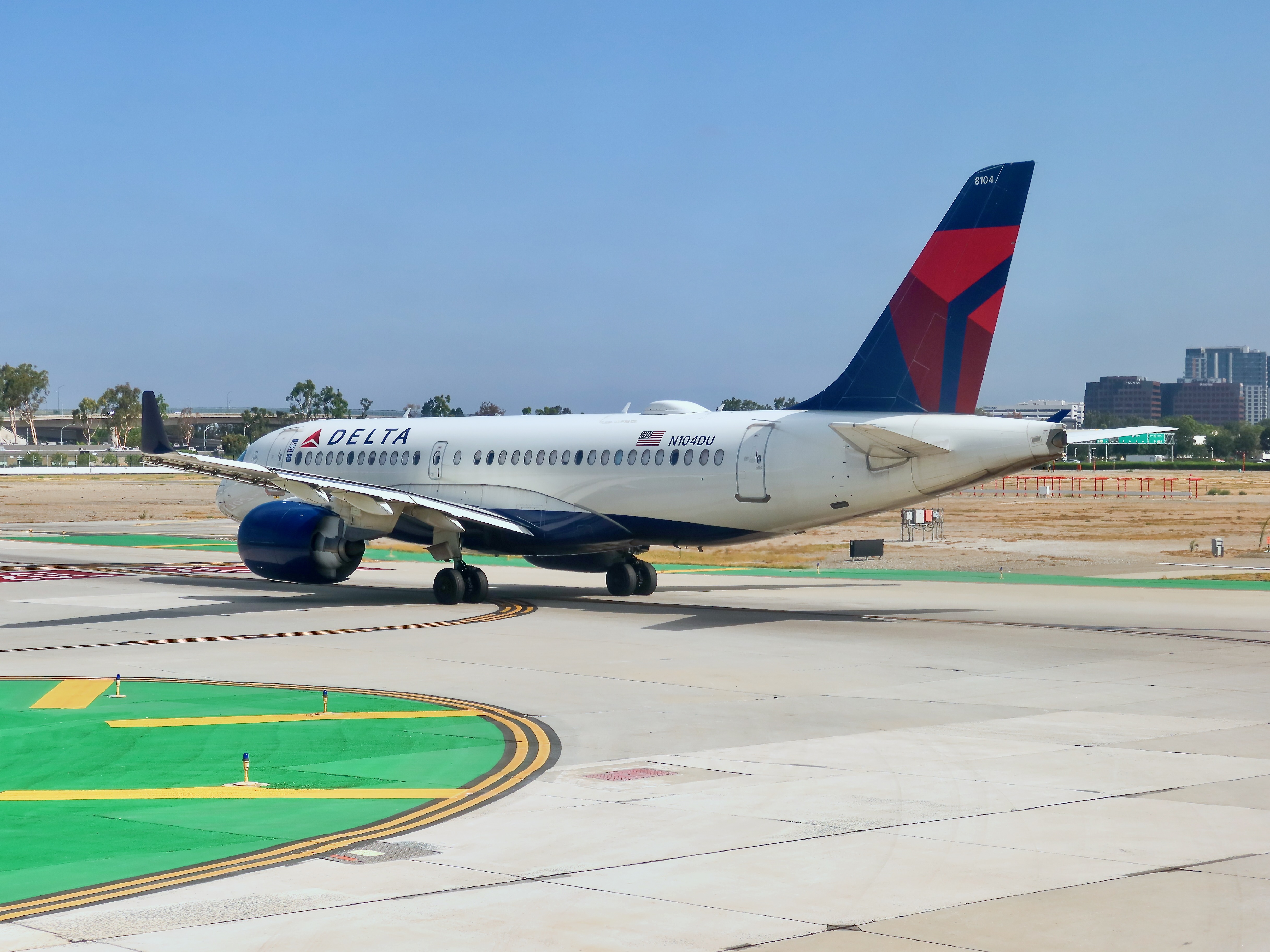 Delta A220-100 N104DU