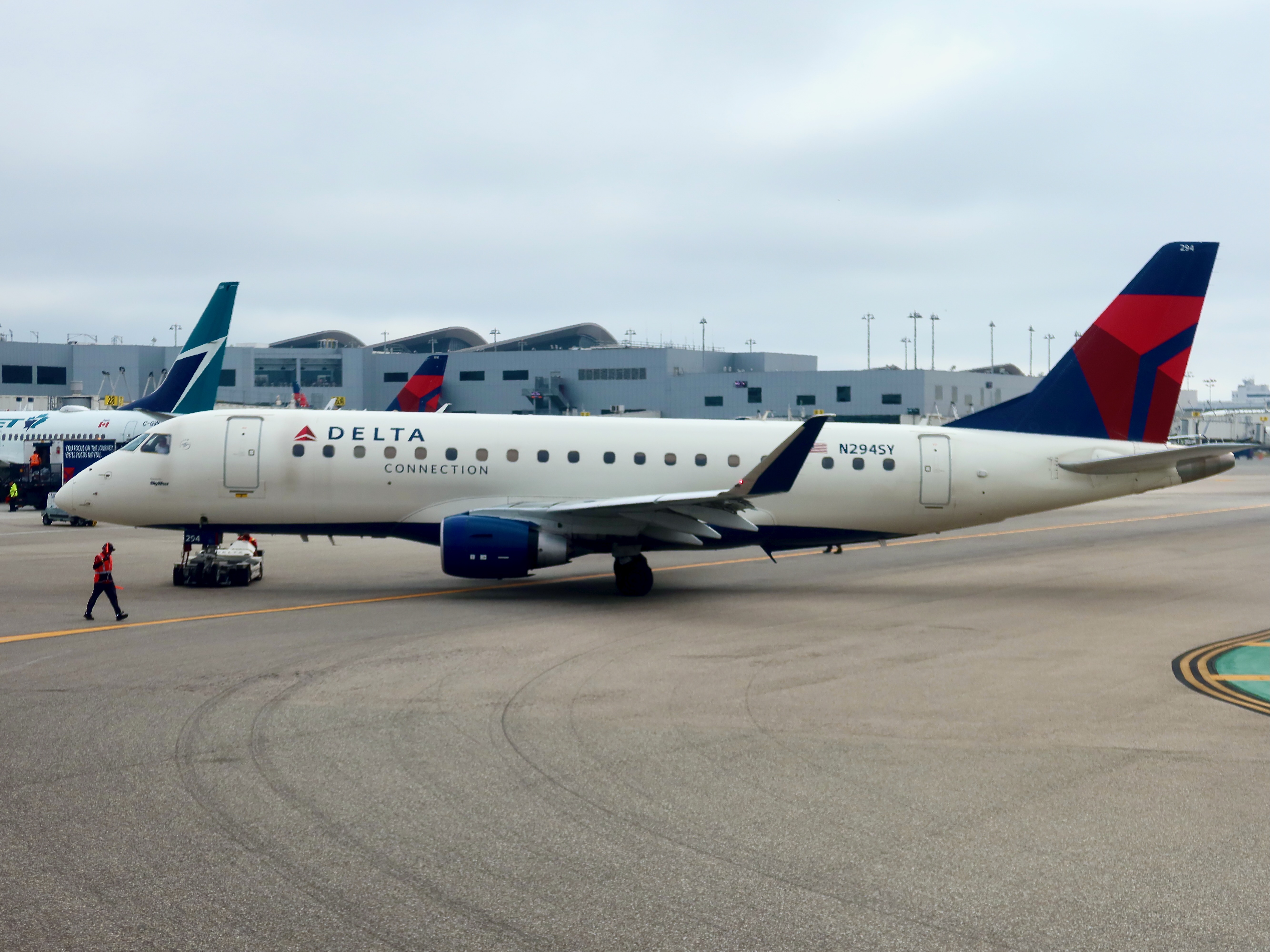 SkyWest E175 N294SY