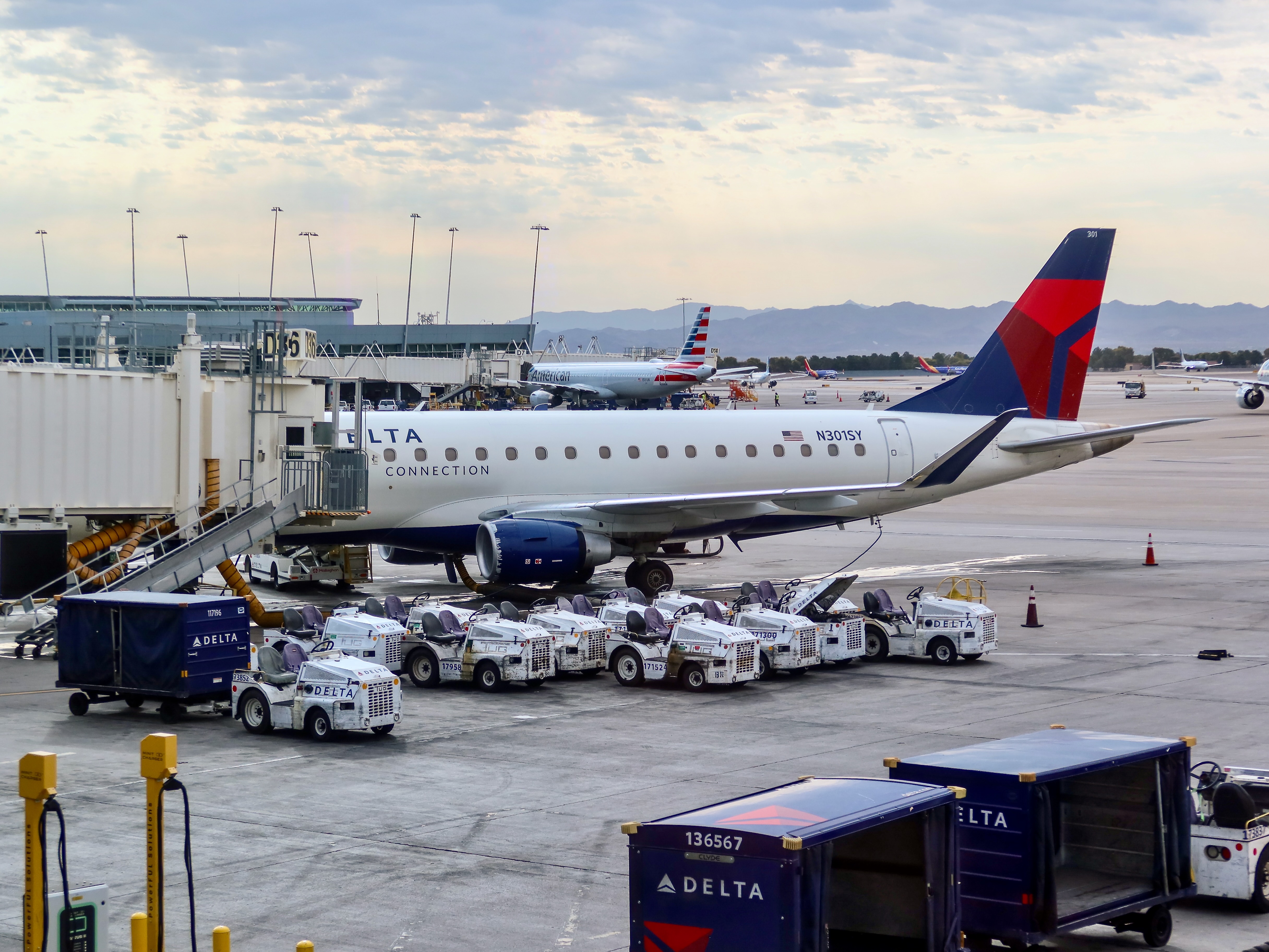 SkyWest E175 N301SY