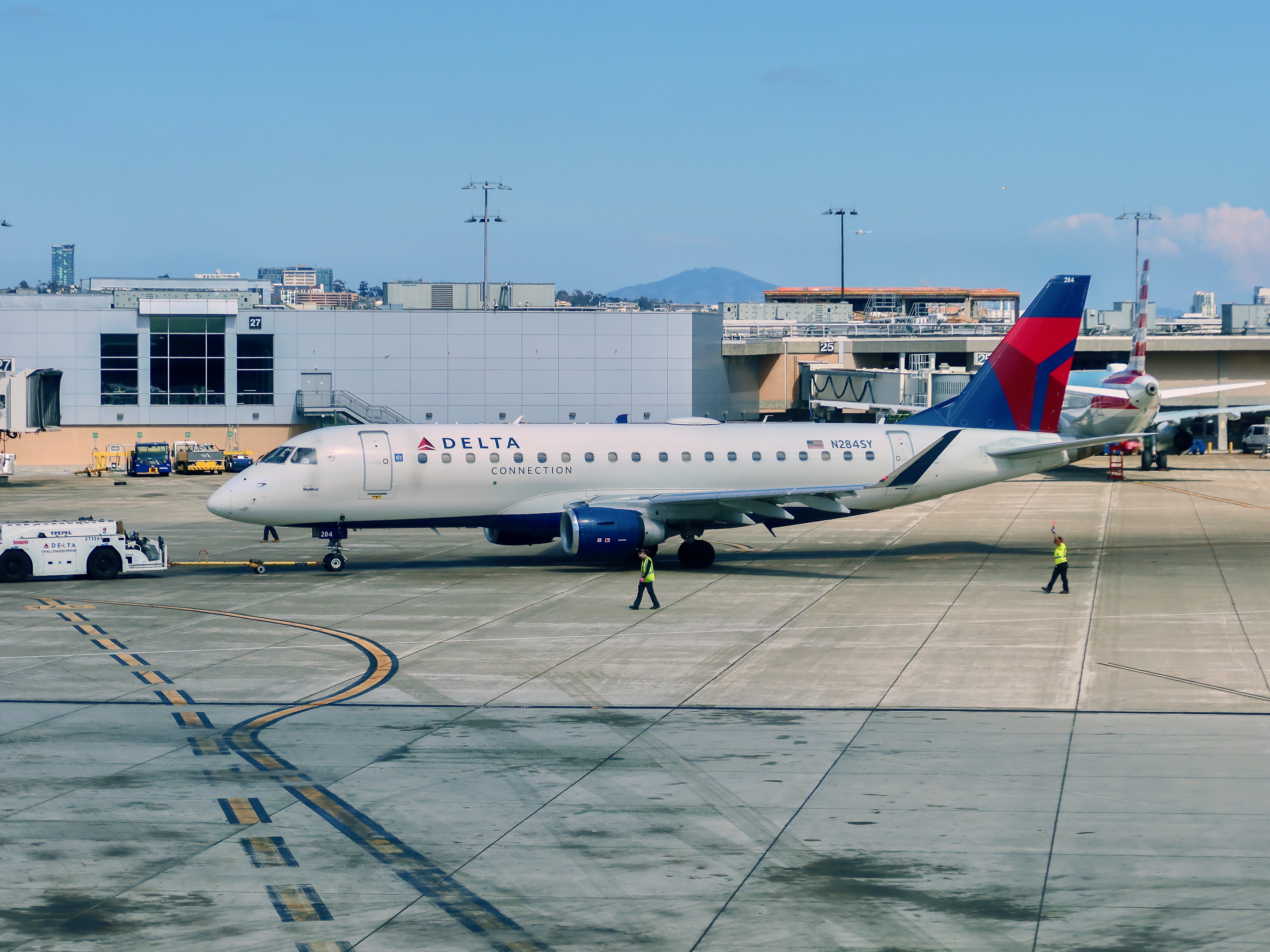 SkyWest E175 N284SY