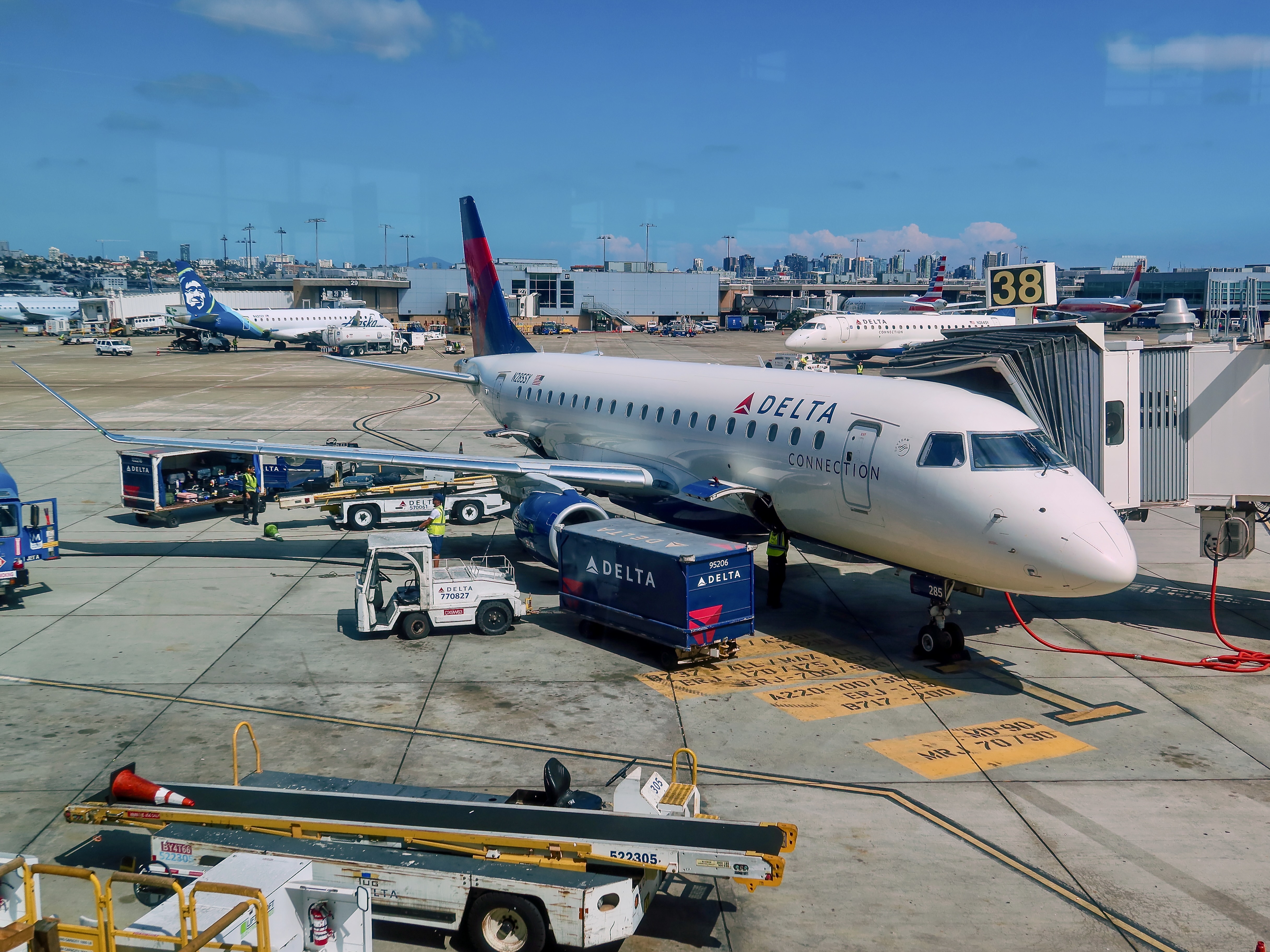 SkyWest E175 N285SY