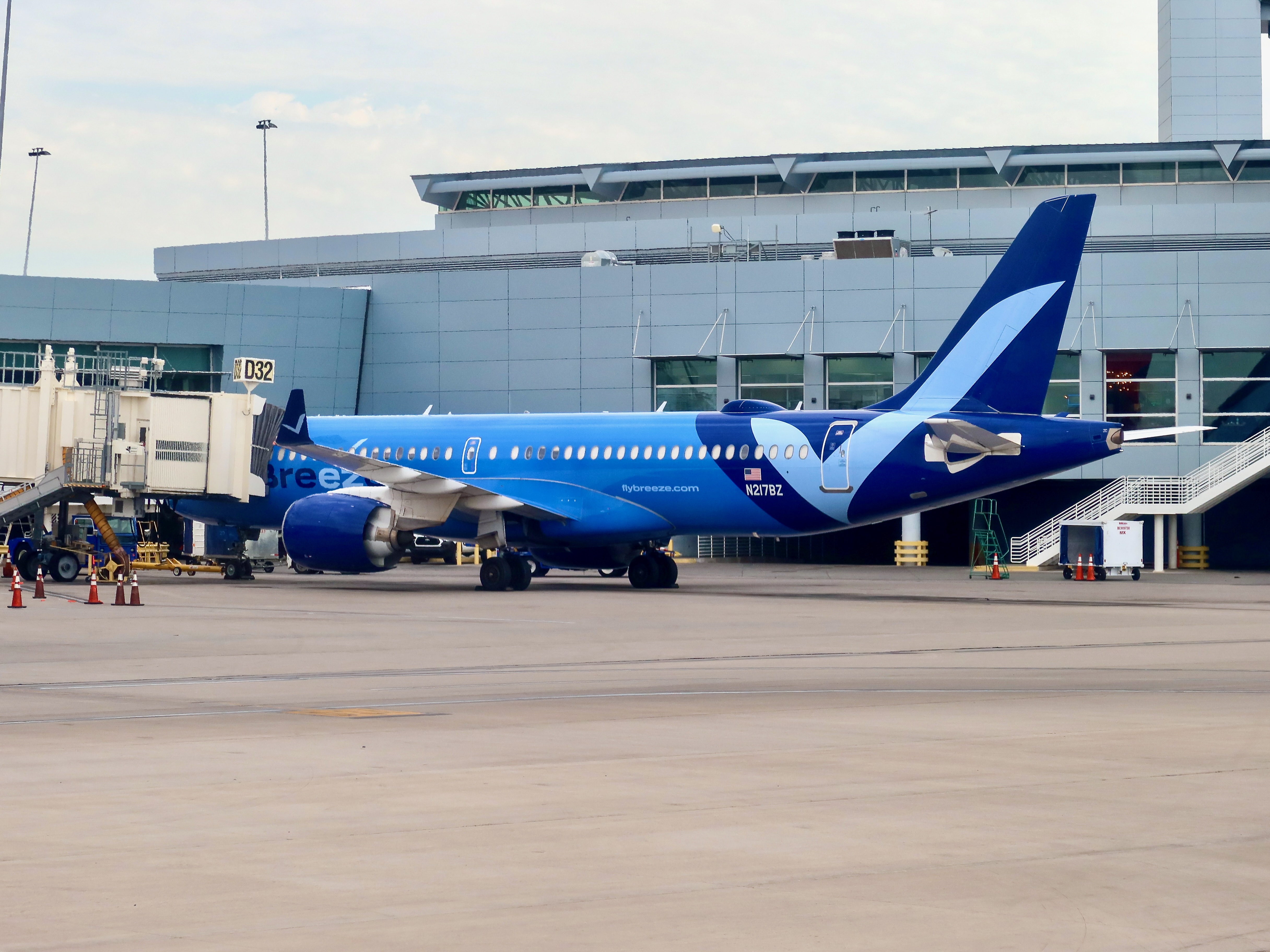 Breeze A220-300 N247BZ