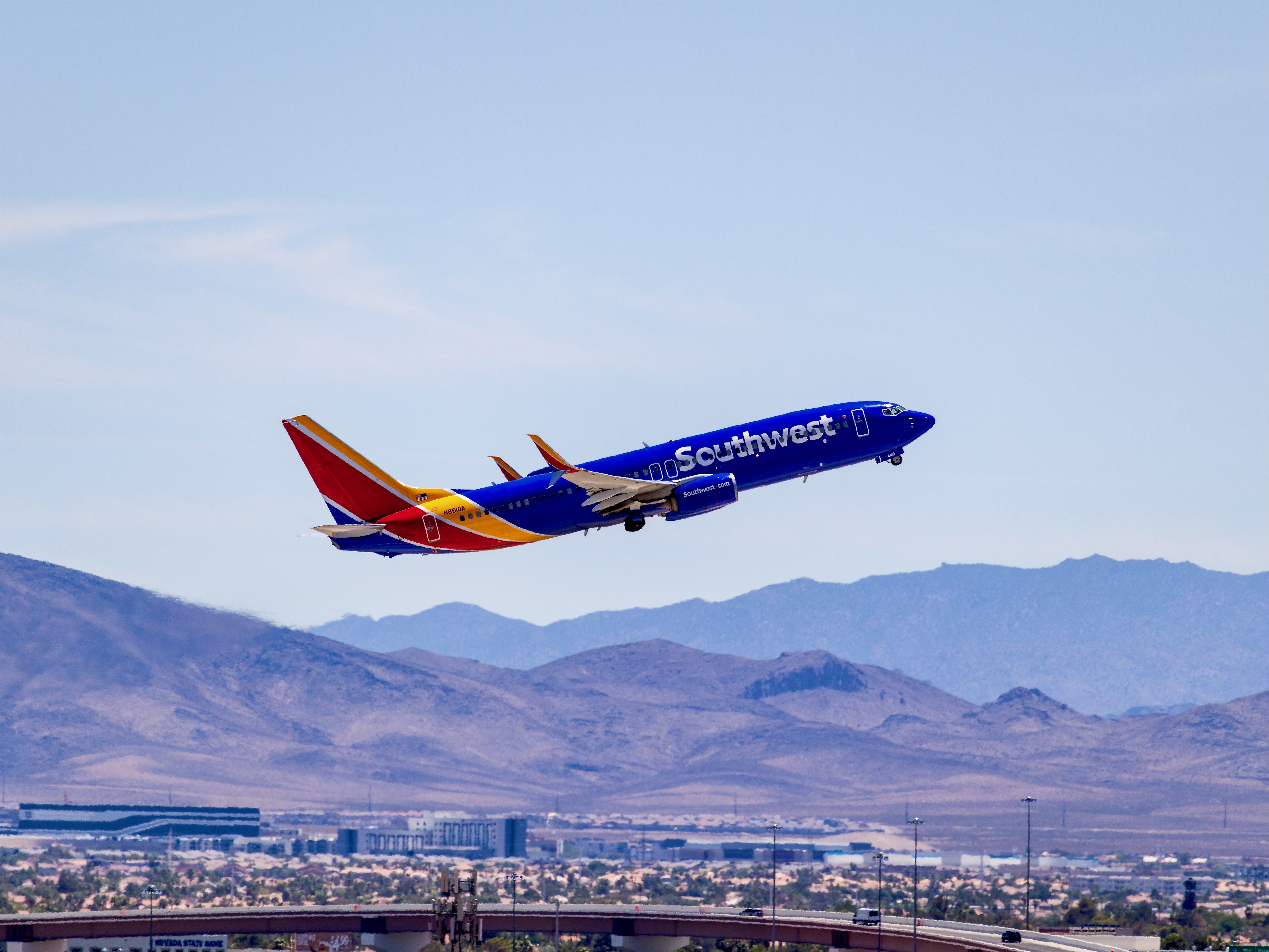 Southwest 737-800 N8610A