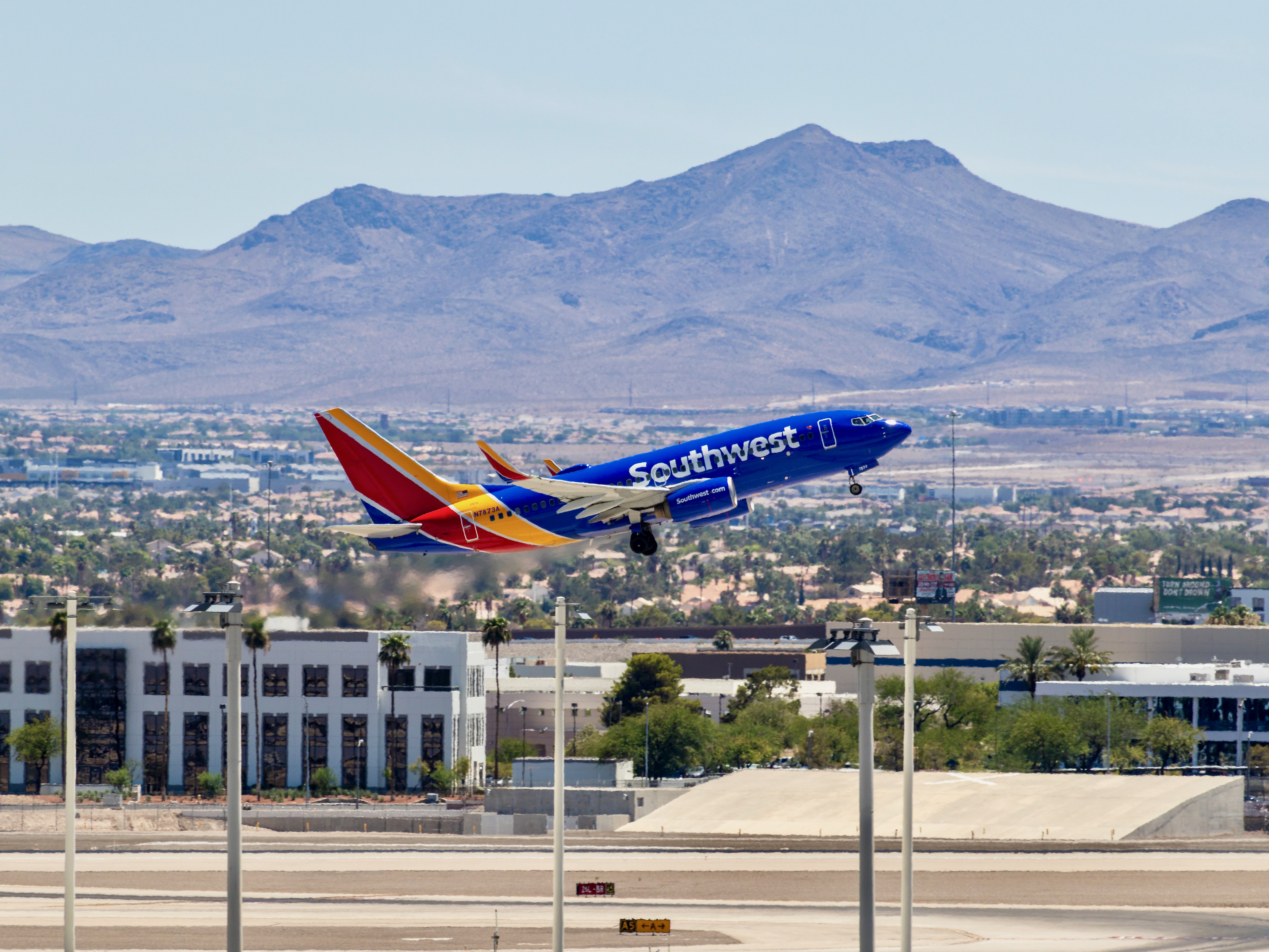 Southwest 737-700 N7873A