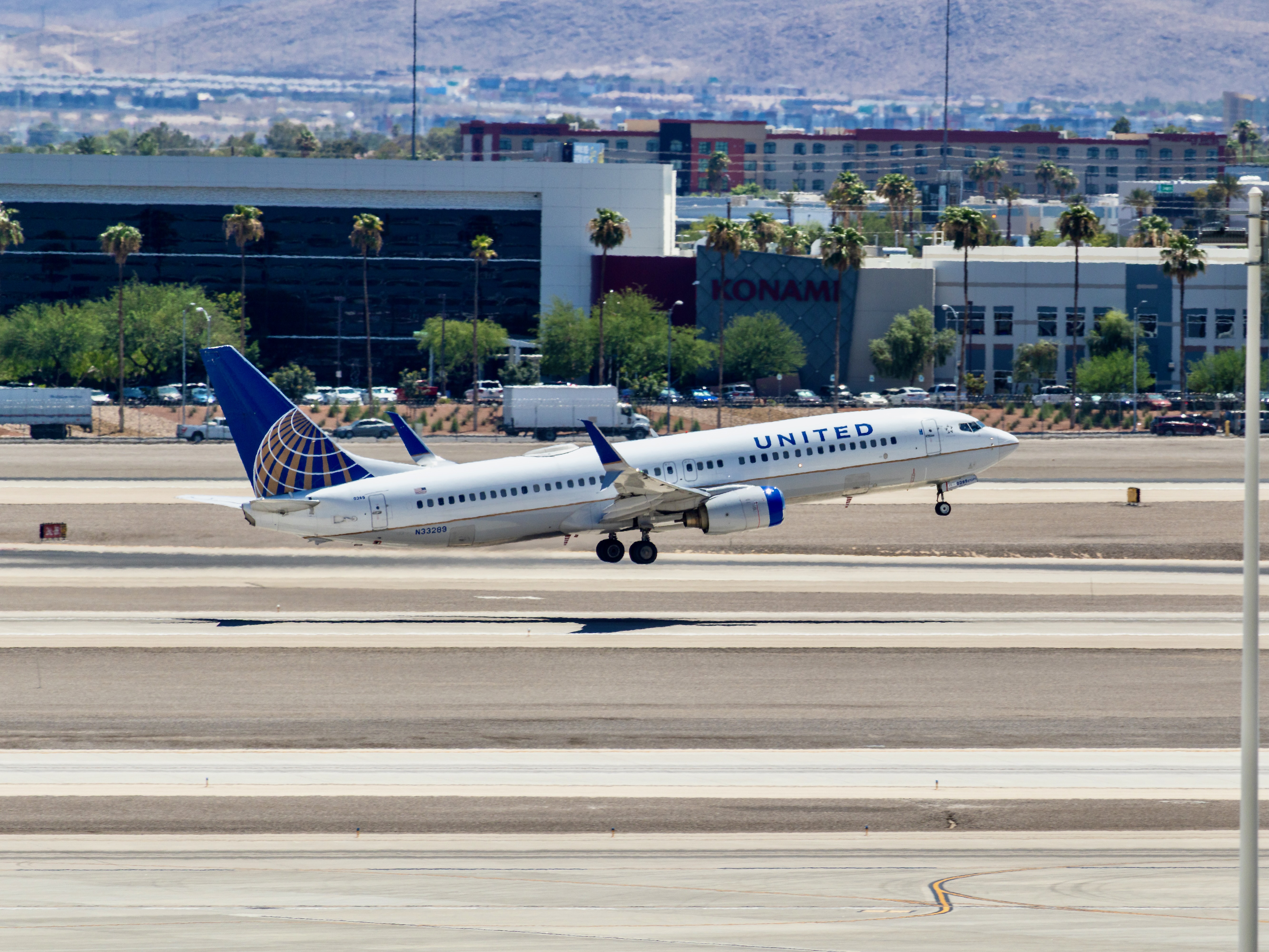 United 737-800 N33289