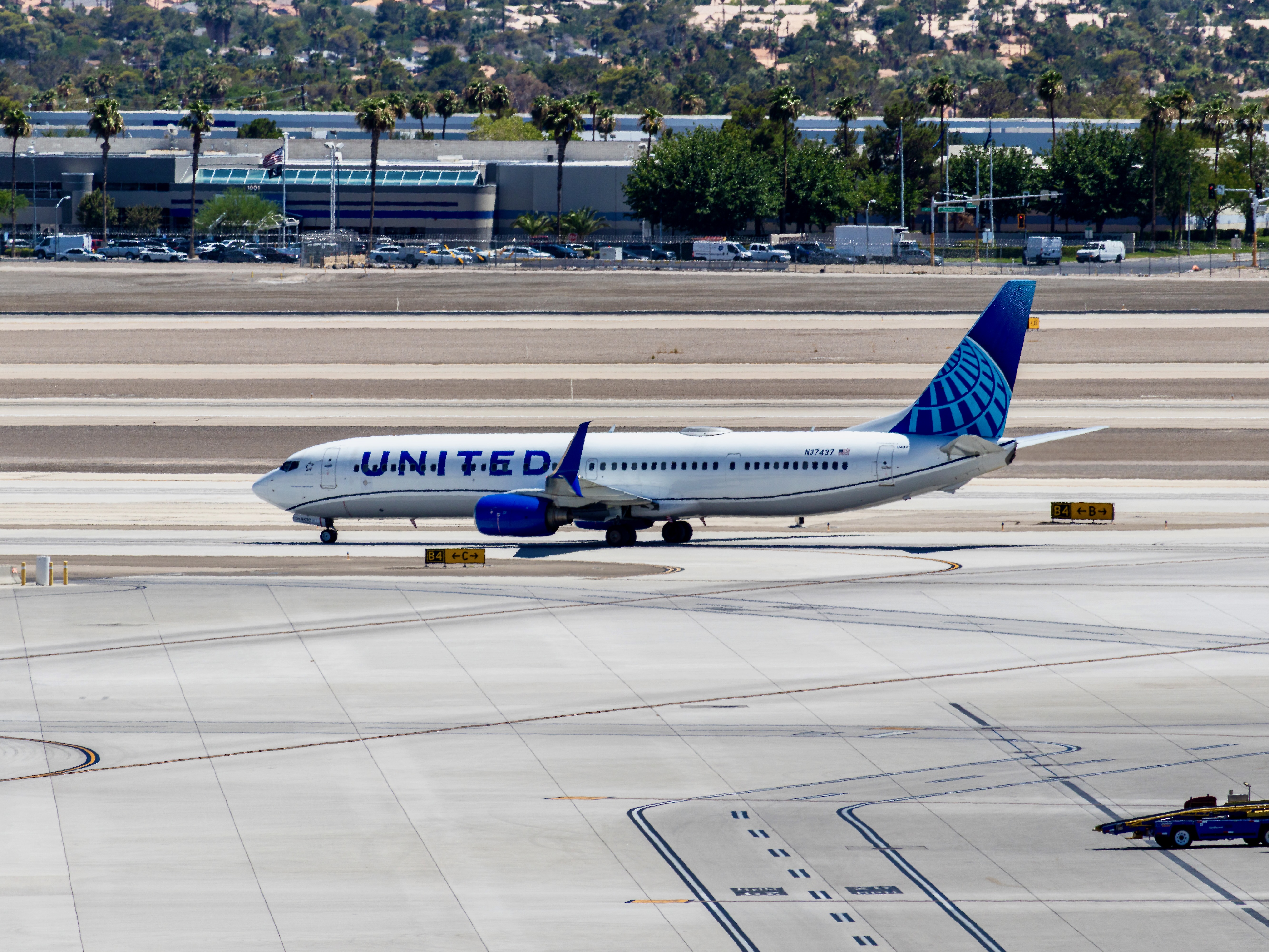United 737-900ER N37437