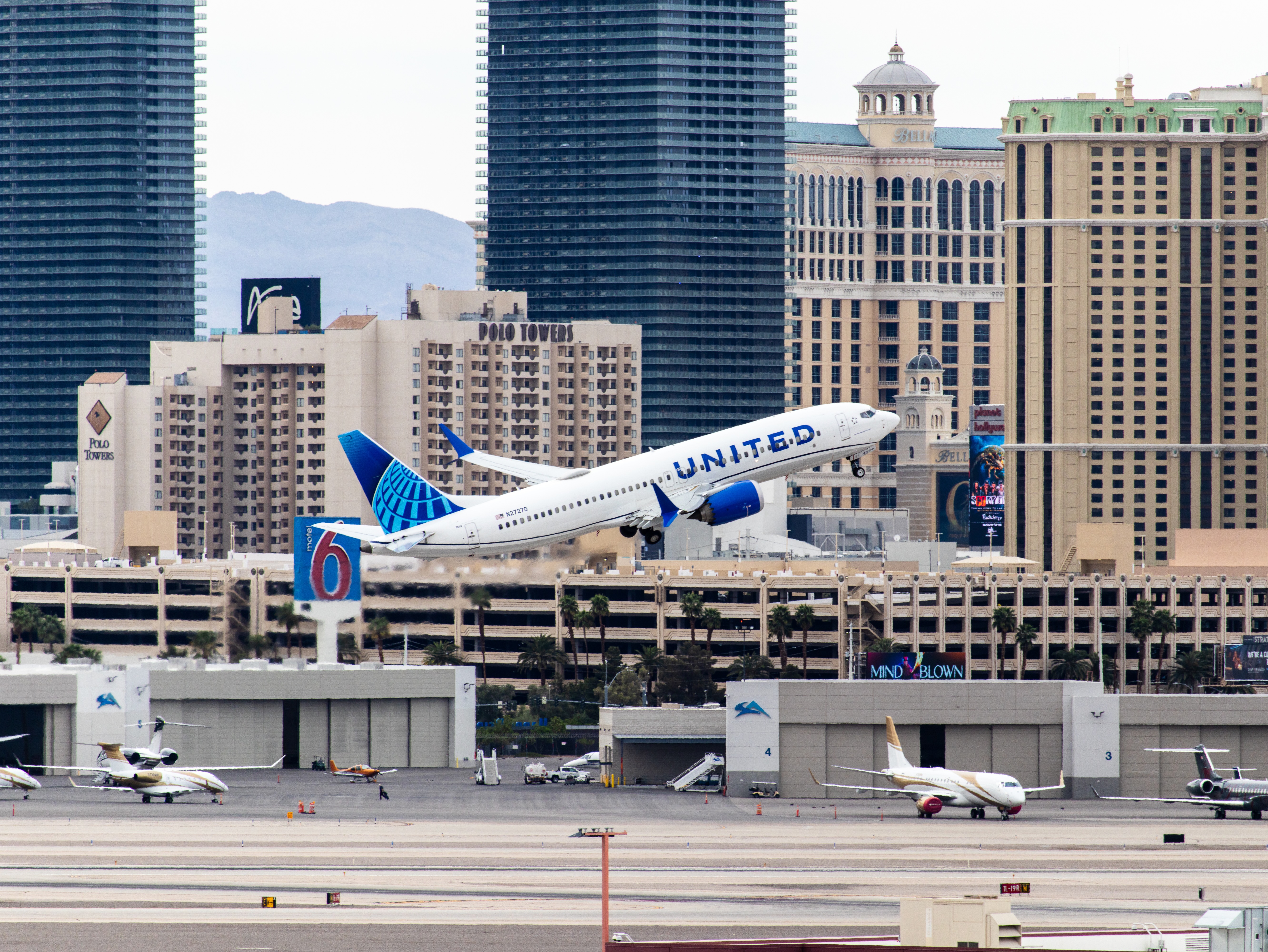 United 737 MAX 8 N27270