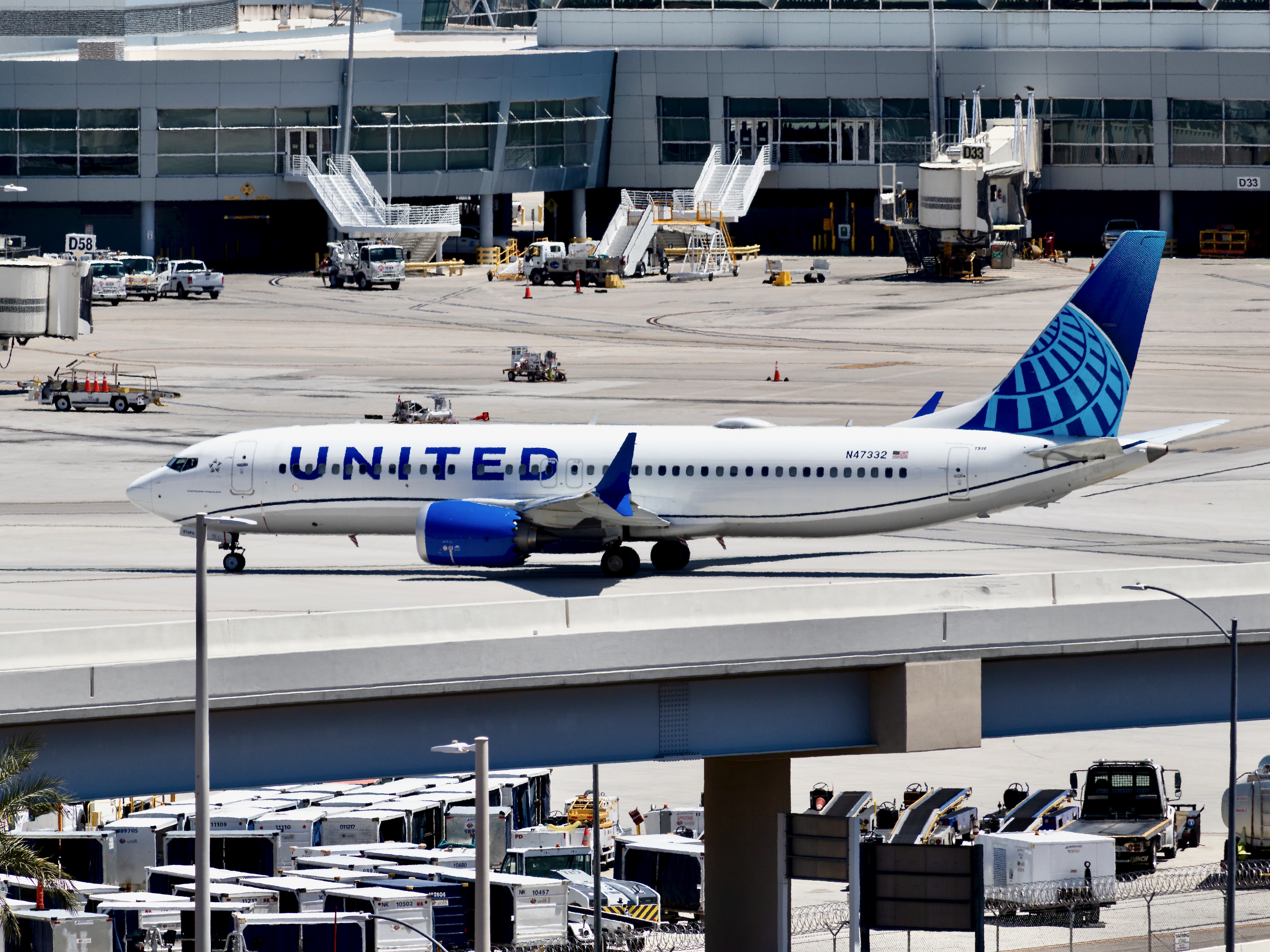 United 737 MAX 8 N47332