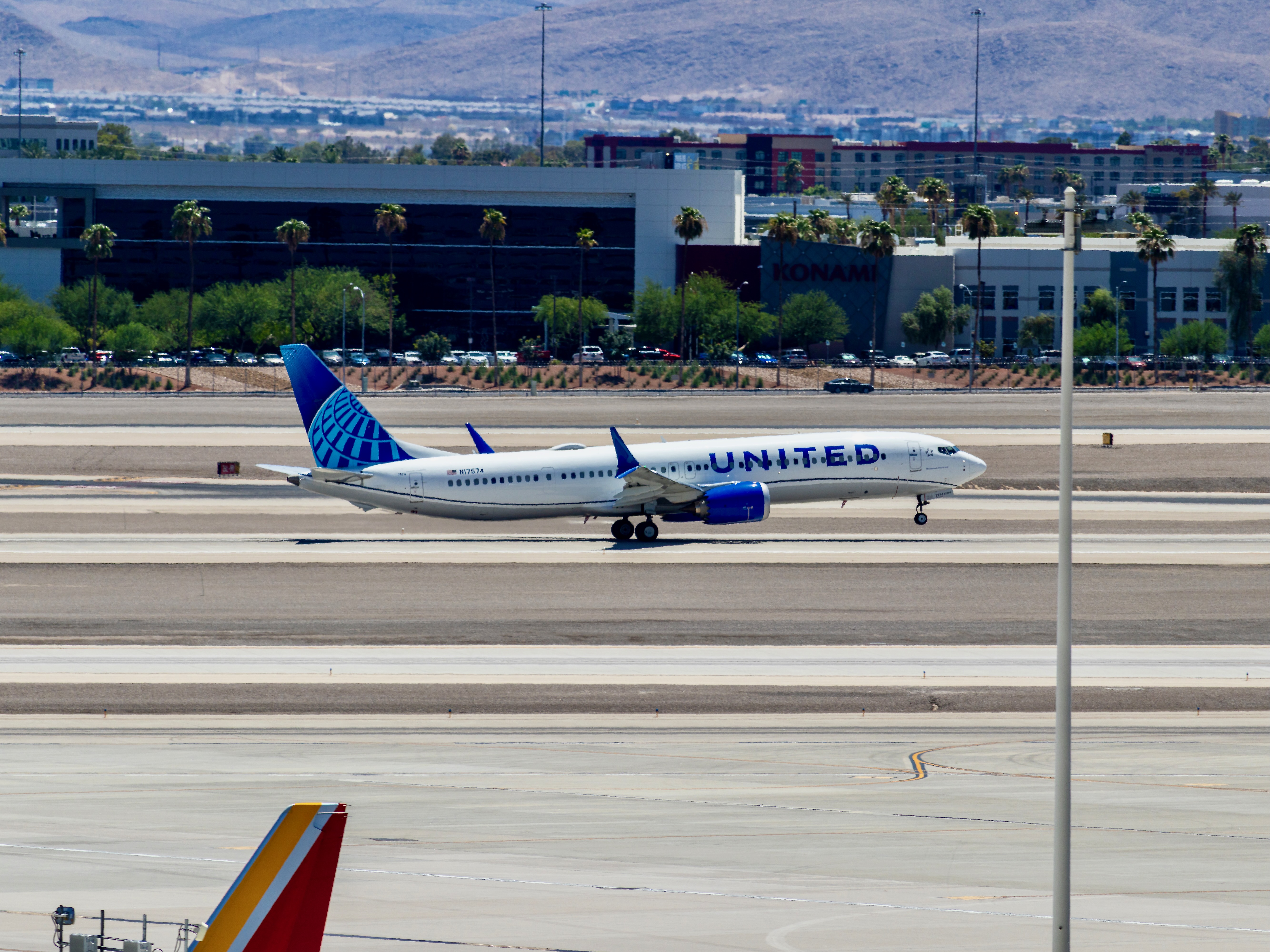 United 737 MAX 9 N17574