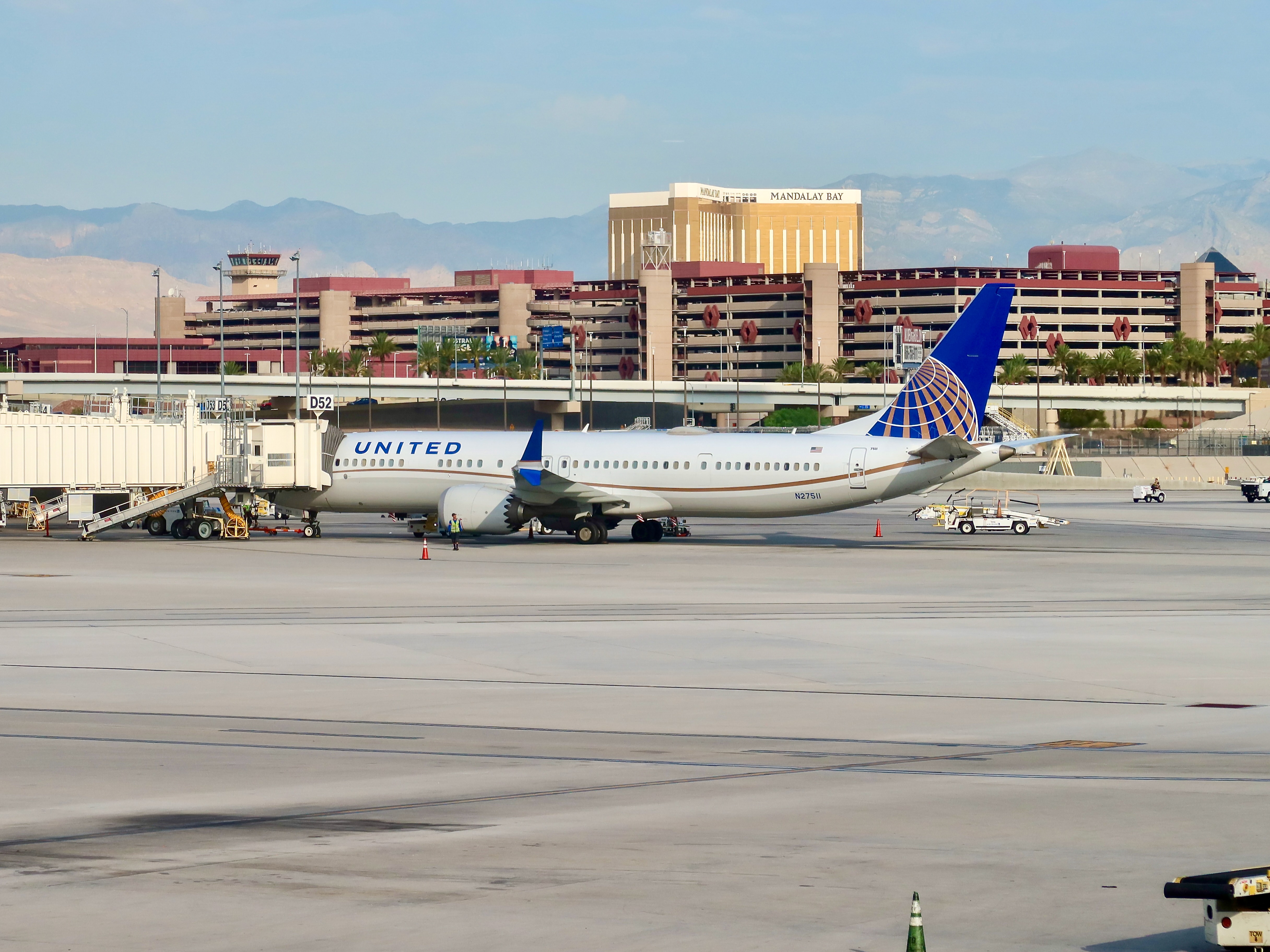 United 737 MAX 9 N27511
